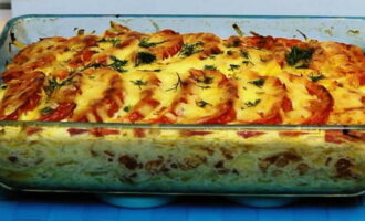 Därefter kommer ett lager ost, sedan zucchini. Lägg ett lager hackade tomater och häll en blandning av gräddfil, ägg och persilja över rätten. Strö över resten av osten. Värm ugnen till 180 grader och placera arbetsstycket inuti. Stäng ugnsluckan och ställ åt sidan 40 minuter. Därefter kommer ett lager ost, sedan zucchini. Lägg ett lager hackade tomater och häll en blandning av gräddfil, ägg och persilja över rätten. Strö över resten av osten. Värm ugnen till 180 grader och placera arbetsstycket inuti. Stäng ugnsluckan och ställ åt sidan 40 minuter.