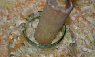 Puneți bine amestecul de legume într-un borcan de sticlă. Infuzam preparatul 2-3 zile, timp in care strapungem varza cu un bat de lemn pentru a elibera gaze de cateva ori pe zi. Puneți bine amestecul de legume într-un borcan de sticlă. Infuzam preparatul 2-3 zile, timp in care strapungem varza cu un bat de lemn pentru a elibera gaze de cateva ori pe zi.