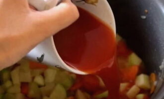 Se diluează pasta de roșii cu apă și se adaugă la tocană.