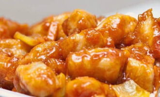 Voeg het vlees toe aan de ingedikte saus, verwarm het een paar minuten in een koekenpan, onder voortdurend roeren, en giet de sesamolie erbij. Serveer dit varkensvlees met een neutraal bijgerecht, zoals rijst. Voeg het vlees toe aan de ingedikte saus, verwarm het een paar minuten in een koekenpan, onder voortdurend roeren, en giet de sesamolie erbij. Serveer dit varkensvlees met een neutraal bijgerecht, zoals rijst.