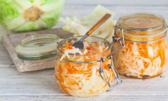 Ang instant sauerkraut ay handa na! Iniimbak namin ang mga garapon sa isang cool na lugar. Pagkaraan ng ilang sandali, ang repolyo ay magbuburo.