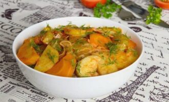 Se da tocanita de legume cu dovlecei, cartofi si varza fierte intr-o tigaie timp de 10-15 minute la infuzat, se aseaza pe farfurii, se presara cu ierburi proaspete tocate si se serveste la cina. Poftă bună! 