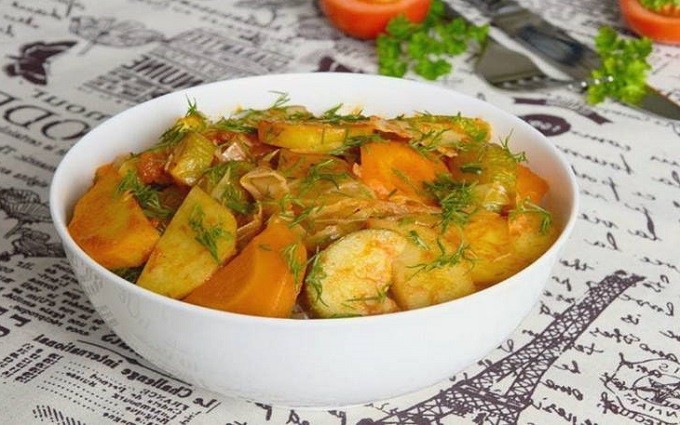 Tocană de legume cu dovlecei, varză și cartofi