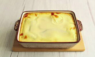 Maghurno ng moussaka sa oven na preheated sa 180 degrees sa loob ng 40 minuto. Ihain ang ulam na mainit.
