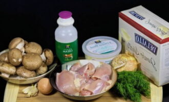 Hoe maak je gevulde schaalpasta met gehakt? Wij bereiden alle benodigde producten. We wassen de kip en snijden hem in kleine stukjes, schillen en hakken de ui en champignons.