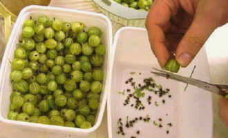 Paano maghanda ng purong gooseberries nang walang pagluluto na may asukal para sa taglamig? Pagbukud-bukurin ang mga berry, alisin ang mga sira, at pilasin ang mga tangkay at pinagputulan mula sa iba. Ito ay maginhawa upang alisin ang mga hindi kinakailangang bahagi na may gunting ng kuko, ngunit ang ganitong gawain ay mangangailangan ng pasensya at oras.
