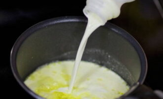 Fruit de knoflook ongeveer 2 minuten en voeg dan de room toe.