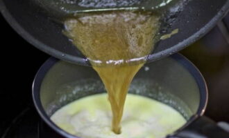 Voeg olie uit de koekenpan toe aan de saus.