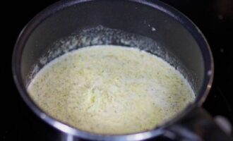 Roer al roerend de saus totdat de kaas smelt.