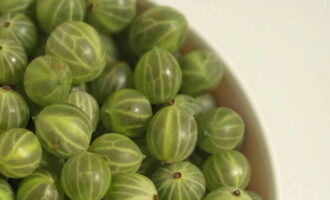 Ilagay ang mga inihandang gooseberries sa isang angkop na lalagyan at banlawan ng mabuti, pinapanatili ang integridad ng mga berry. 
