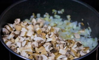 Voeg champignons toe aan de bereide uien.