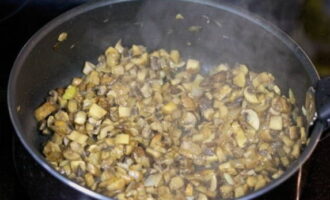 Bak alles totdat de champignonvloeistof verdampt.