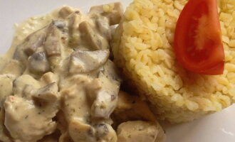 Giet de currykruiden bij het vlees en de champignons, giet de room erbij en laat al roerend op laag vuur ongeveer 5 minuten koken. Voeg aan het einde van het koken gehakte dille toe aan de pan. Kalkoen in roomsaus is klaar! Serveer met een bijgerecht van rijst of aardappelen.