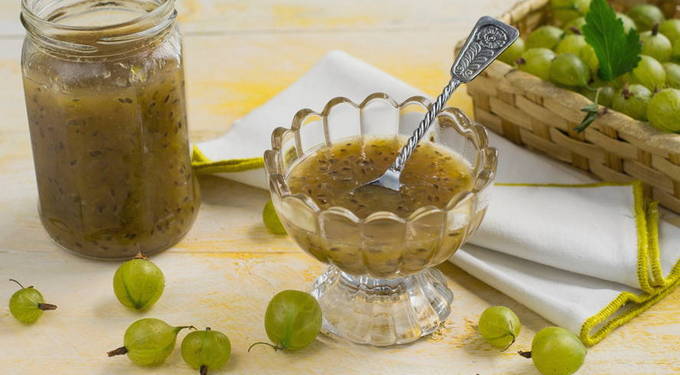 Mashed gooseberries nang walang niluluto na may asukal para sa taglamig
