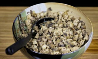 Hierna nog 2 minuten bakken en de pan van het vuur halen.