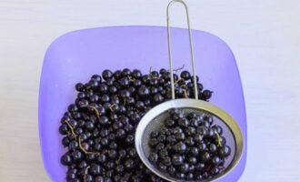 Ilagay ang mga berry sa isang colander upang maubos.
