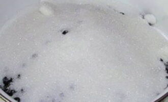 Cobriu les baies amb sucre i deixeu-ho una estona perquè alliberi el suc.