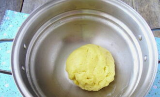 Knead ang shortbread dough, balutin ito sa cling film at ilagay ito sa refrigerator sa loob ng kalahating oras.