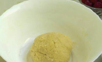 Susunod, hatiin ang itlog sa isang mangkok at haluin. Ipunin ang kuwarta sa isang bola at ilagay sa refrigerator sa loob ng kalahating oras.