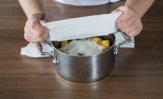 Ilagay ang mga peach sa isang kasirola, takpan ang mga ito ng asukal, takpan ang kasirola ng isang tuwalya o gasa at mag-iwan ng 6 na oras.