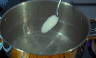 Turnați un litru de apă în tigaie, aduceți la fiert, adăugați sare și zahăr. Aduceți marinata înapoi la fierbere. Se adauga apoi esenta de otet, se amesteca si se ia tigaia de pe foc. Turnați un litru de apă în tigaie, aduceți la fiert, adăugați sare și zahăr. Aduceți marinata înapoi la fierbere. Se adauga apoi esenta de otet, se amesteca si se ia tigaia de pe foc.