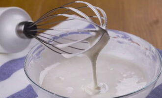 Albusurile se bat spuma cu un mixer pana se formeaza o spuma alba pufoasa.