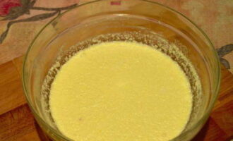 Escalfeu la llet al forn i diluïu-hi el llevat, barregeu-lo amb ous batuts. Fondre la mantega a foc lent, refredar i afegir a la barreja de llevat.