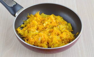 Värm vegetabilisk olja i en stekpanna. Fräs först löken i 3-4 minuter, tillsätt sedan morötterna och fortsätt steka i 10 minuter.