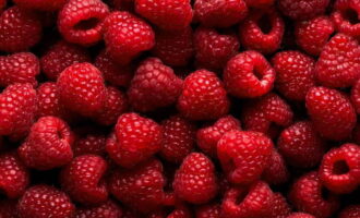 Paano maghanda ng mga pureed raspberry nang hindi niluluto ang mga ito ng asukal para sa taglamig? Pagbukud-bukurin ang mga berry, alisin ang anumang sira o masyadong kulubot. Alisin ang mga tangkay at dahon. 