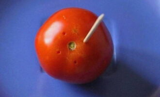 Hoe maak je ingemaakte tomaten met azijn klaar voor de winter in een pot van 1 liter? Was de tomaten, prik op verschillende plaatsen in de schil met een vork of mes.
