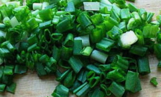 Tăiați usturoiul. Tăiați ceapa verde în bucăți mici.