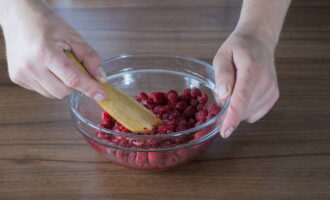 Ibuhos ang mga raspberry sa isang mangkok na may angkop na sukat at i-mash nang bahagya upang ang mga berry ay maglabas ng kanilang katas, ngunit huwag itong katas. 