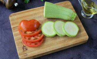 Gupitin ang zucchini sa mga hiwa, gupitin ang mga kamatis sa manipis na hiwa.