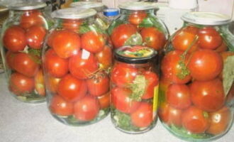 Doe de tomaten stevig in een bak met kruiden, voeg kokend water toe en laat, afgedekt met een deksel, 15 minuten staan. 