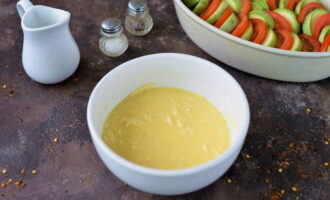Talunin ang itlog kasama ang cream, magdagdag ng gadgad na keso at bawang na dumaan sa isang garlic press. Namin din paminta at asin ang timpla. 