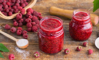Ilagay ang pinaghalong raspberry sa mga inihandang lalagyan at isara sa mga takip. Mas mainam na mag-imbak ng natural, hindi pinainit na mga raspberry sa refrigerator. 