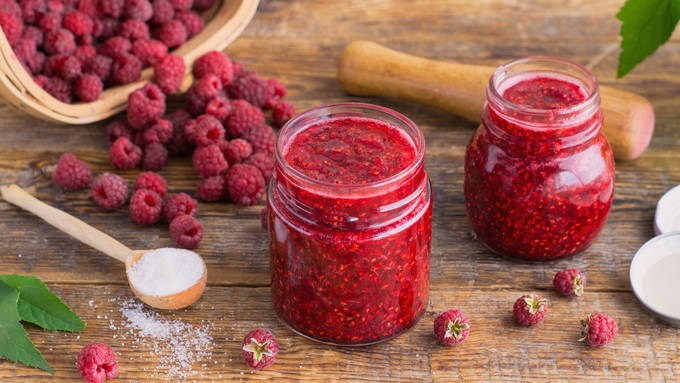 Mga raspberry na walang niluluto na may asukal para sa taglamig
