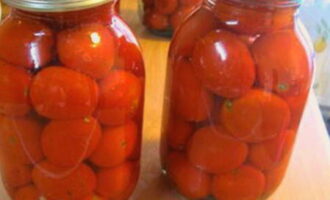 Nadat de marinade kookt, giet je er azijn in, roer en giet over de tomaten. Sluit de pot goed af, laat hem ondersteboven afkoelen en bewaar hem in de kou. 