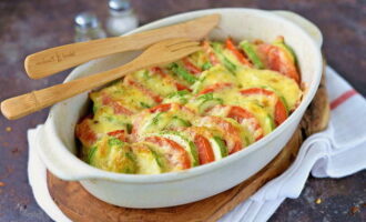 Ang inihurnong zucchini sa oven ay handa na! Ihain ang ulam na mainit. Bon appetit! 