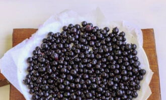 Alisin ang mga tangkay at tangkay mula sa mga berry.
