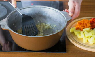 Häll vegetabilisk olja i grytan, stek först löken tills den är mjuk.