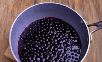 Häll vatten i pannan, tillsätt socker och koka upp, koka i 1 minut. Tillsätt sedan blåbären, låt innehållet i pannan koka upp igen och koka i 2-3 minuter. Tillsätt vanillin i nästa steg av tillagningen.