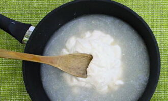 Meng de bouillon en de zure room in een koekenpan, zet op het vuur en breng aan de kook.