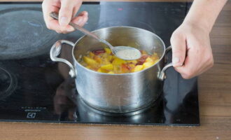 Pagkatapos ay ilagay ang kawali sa apoy, dalhin sa isang pigsa, ibuhos sa lemon juice at magpatuloy sa pagluluto sa loob ng 30 minuto. Pana-panahong i-skim ang foam mula sa ibabaw ng jam.