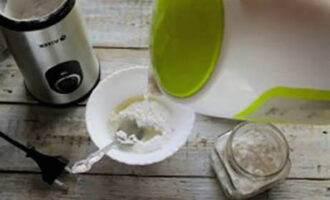 A continuació, aboqueu-hi un parell de cullerades d'aigua i barregeu els ingredients enèrgicament fins que quedi homogeni.