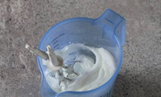 A part, batem les clares amb una mica de sal fins que quedi una lleugera escuma. A part, batem les clares amb una mica de sal fins que quedi una lleugera escuma.