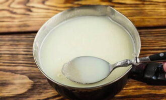 Aboqui la resta de sucre i la vainillina a la llet tèbia. Fondre la mantega a foc lent, refredar-la i barrejar amb la barreja de rovells.