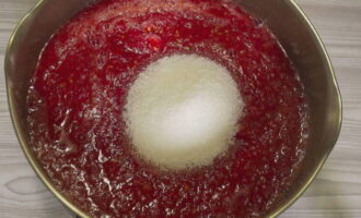 Pregătiți sosul de roșii din restul de 4 kg de roșii, măcinați roșiile, transferați masa rezultată într-o cratiță, adăugați sare, zahăr, dafin și piper. Amestecând constant, aduceți pasta de roșii la fiert și gătiți timp de 10-15 minute.