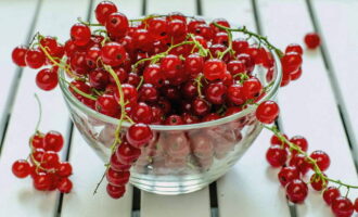 Paano maghanda ng mga purong pulang currant nang walang pagluluto na may asukal para sa taglamig? Paghiwalayin ang mga berry mula sa mga sanga at banlawan ng mabuti.