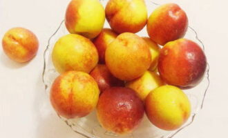 Hoe maak je nectarinejam voor de winter? Was de vruchten goed, snijd ze in twee helften en verwijder de zaden. 